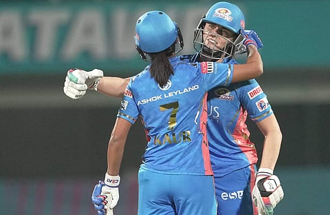 വിജയ ശേഷം ക്യാപ്റ്റൻ ഹർമൻപ്രീതും നാറ്റ് സിവറും/ പിടിഐ