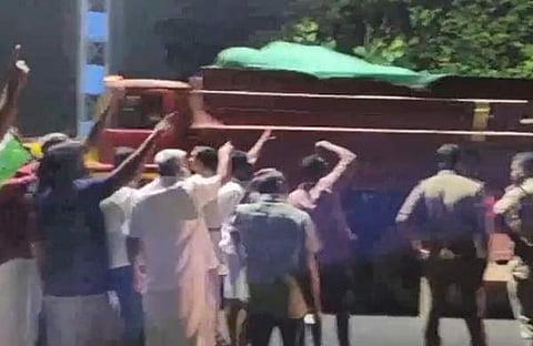 ബ്രഹ്മപുരത്തേക്ക് മാലിന്യം എത്തിച്ചപ്പോൾ/ ടെലിവിഷൻ സ്ക്രീൻഷോട്ട്