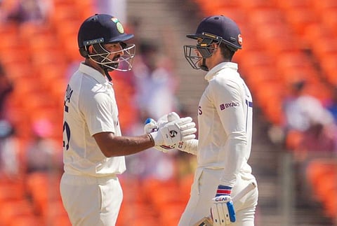 അർധ സെഞ്ച്വറി നേടിയ ഗില്ലിനെ അഭിനന്ദിക്കുന്ന പൂജാര/ പിടിഐ