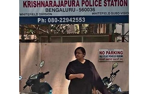 സ്വപ്ന സുരേഷ് കൃഷ്ണരാജപുര പൊലീസ് സ്റ്റേഷന് മുന്നില്, ഫെയ്സ്ബുക്ക്