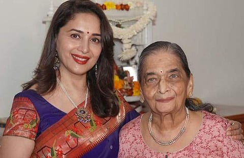 മാധുരി ദീക്ഷിതും അമ്മ സ്നേഹലതയും/ ചിത്രം; ഫെയ്സ്ബുക്ക്