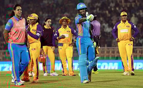 ഡിആർഎസ് തീരുമാനം ചോദ്യം ചെയ്യുന്ന ഹെയ്ലി മാത്യൂസ്/ പിടിഐ