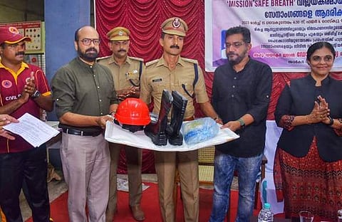 സിവില് ഡിഫന്സ് വളണ്ടിയേഴ്സിന് ആദരവുമായി ന്യൂ ഇന്ത്യന് എക്സ്പ്രസ്