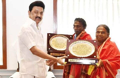 ബൊമ്മനെയും ബെല്ലിയേയും തമിഴ്നാട് മുഖ്യമന്ത്രി ആദരിക്കുന്നു/ട്വിറ്റര്