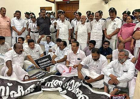 സ്പീക്കറിനെതിരെ പ്രതിപക്ഷ പ്രതിഷേധം/ എക്സ്പ്രസ് ചിത്രം