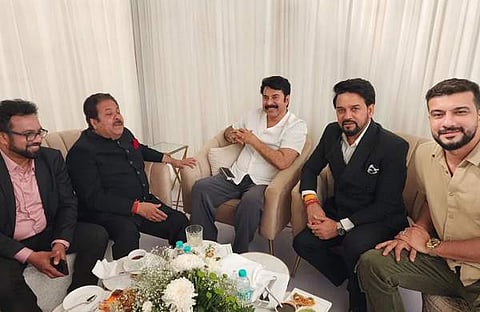 മമ്മൂട്ടി കേന്ദ്രമന്ത്രി അനുരാഗ് താക്കൂറിനും ബിസിസിഐ വൈസ് പ്രസിഡന്റും രാജ്യസഭാംഗവുമായ രാജീവ് ശുക്ലയ്ക്കുമൊപ്പം/ ചിത്രം; ഫെയ്സ്ബുക്ക്