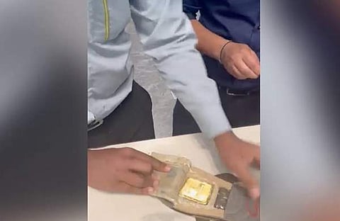 ചെരിപ്പിനുളളില് ഒളിപ്പിച്ച നിലയില് സ്വര്ണം