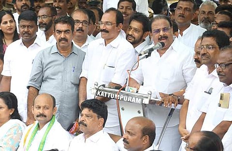 കൊച്ചി മേയറുടെ രാജി ആവശ്യപ്പെട്ട് ഡിസിസി നടത്തിയ കോർപ്പറേഷൻ ഓഫീസ് ഉപരോധം കെപിസിസി പ്രസിഡൻറ് കെ സുധാകരൻ ഉദ്ഘാടനം ചെയ്യുന്നു