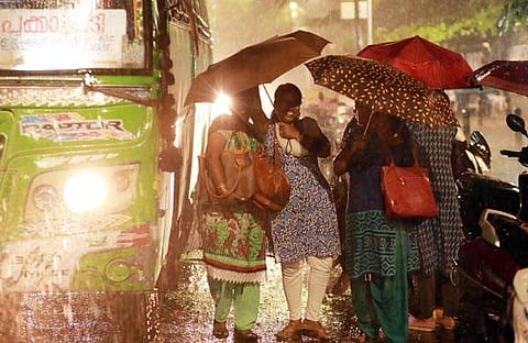 കൊച്ചിയില് ഇന്നലെ രാത്രി വേനല്മഴ എത്തിയപ്പോള്/ടിപി സൂരജ്