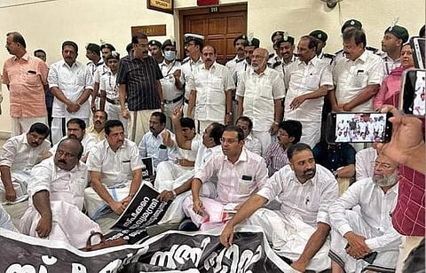 സ്പീക്കര് ഓഫീസിന് മുന്നില് പ്രതിപക്ഷ എംഎല്എമാരുടെ പ്രതിഷേധം, ഫോട്ടോ: എക്സ്പ്രസ്