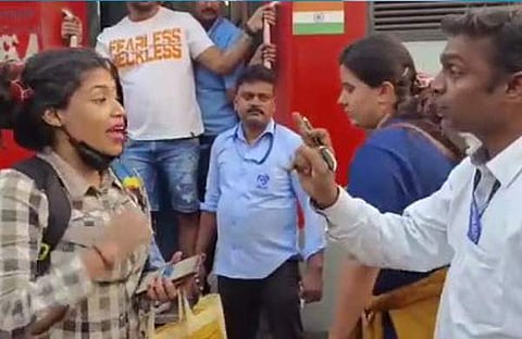 യുവതിയുടെ നേരെ ആക്രോശിച്ച് ടിടിഇ/ ചിത്രം ട്വിറ്റർ