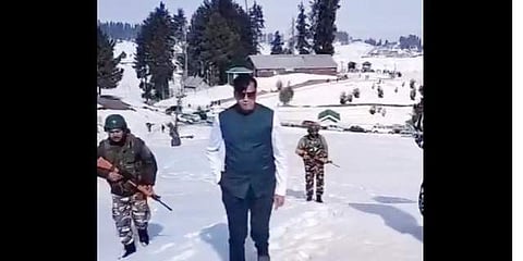 സുരക്ഷാ ഉദ്യോഗസ്ഥര്ക്കൊപ്പം കശ്മീര് സന്ദര്ശിക്കുന്ന ദൃശ്യം, ട്വിറ്റര്