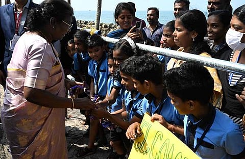 കുട്ടികള്ക്ക് ചോക്ലേറ്റ് വിതരണം ചെയ്യുന്ന രാഷ്ട്രപതി