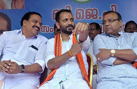 തുഷാര് വെള്ളാപ്പള്ളി ബിജെപി നേതാക്കളായ കെ സുരേന്ദ്രനും പികെ കൃഷ്ണദാസിനും ഒപ്പം/ഫയല്