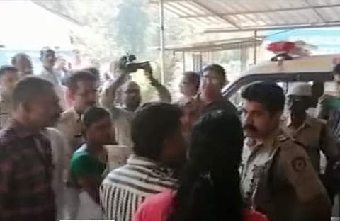 ആശുപത്രിയില് നാട്ടുകാരുടെ പ്രതിഷേധം/ ടെലിവിഷന് ചിത്രം