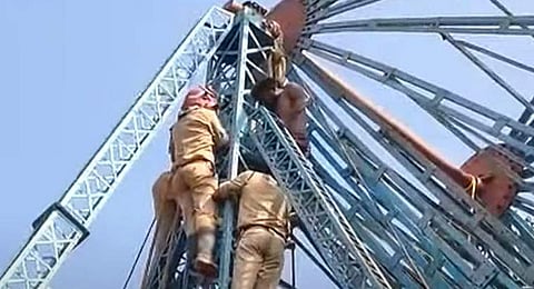 യന്ത്ര ഊഞ്ഞാലില് കുടുങ്ങിയ തൊഴിലാളിയെ രക്ഷിക്കുന്ന ദൃശ്യം