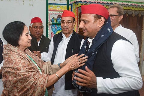 മമതാ ബാനർജിയും അഖിലേഷ് യാദവും/ പിടിഐ