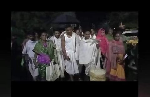 വരനും സുഹൃത്തുക്കളും ബന്ധുക്കളും ചേര്ന്ന് താലികെട്ടാനായി വധുവിന്റെ വീട്ടിലേക്ക് പോകുന്നതിന്റെ വീഡിയോ ദൃശ്യം