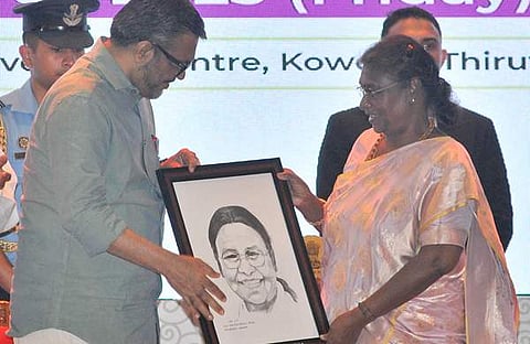 അജു വരച്ച ചിത്രം മന്ത്രി എം ബി രാജേഷ് രാഷ്ട്രപതി ദ്രൗപദി മുർമുവിന് സമ്മാനിക്കുന്നു/ ബിപി ദീപു