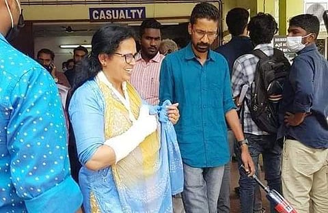 നിയമസഭയിലെ സംഘര്ഷത്തെ തുടര്ന്ന പരിക്കേറ്റ് കൈക്ക് പ്ലാസ്റ്ററിട്ട് കെകെ രമ