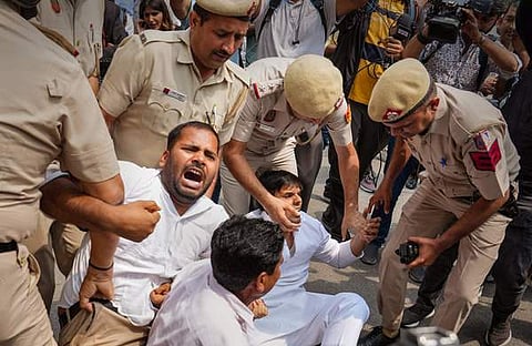 രാഹുൽ ഗാന്ധിയുടെ വീട്ടിൽ ഡൽഹി പൊലീസ് എത്തിയതിൽ പ്രതിഷേധിക്കുന്ന കോൺഗ്രസ് പ്രവർത്തകർ/ ചിത്രം; പിടിഐ