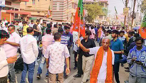 ത്രിപുരയില് ബിജെപി ആസ്ഥാനത്ത് പ്രവര്ത്തകര് തടിച്ചുകൂടിയപ്പോള്, പിടിഐ