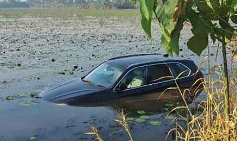 നിയന്ത്രണംവിട്ട കാര് പാടത്തെ വെള്ളക്കെട്ടില് വീണ നിലയില്