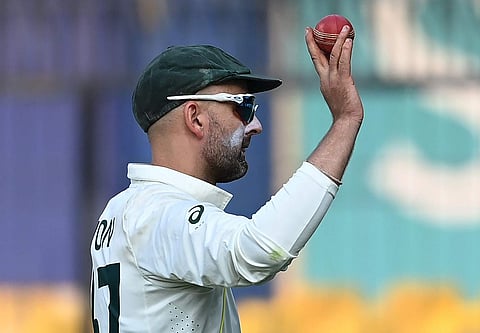 എട്ട് വിക്കറ്റുകൾ വീഴ്ത്തിയ ലിയോൺ ആരാധകരെ അഭിവാദ്യം ചെയ്യുന്നു/ എഎഫ്പി