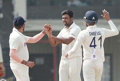 വിക്കറ്റ് വീഴ്ത്തിയ ആര് അശ്വിനെ അഭിനന്ദിക്കുന്ന ഇന്ത്യന് കളിക്കാര്