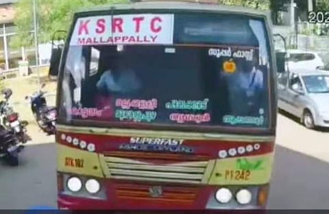 യാത്രക്കാരിയെ രക്ഷിക്കാന് ചീറിപ്പാഞ്ഞ കെഎസ്ആര്ടിസി ബസിന്റെ ദൃശ്യം
