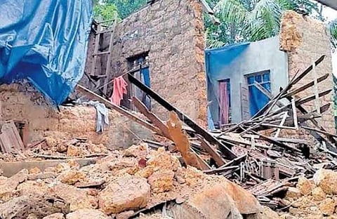 കൊല്ലത്ത് വീട് തകർന്നനിലയിൽ