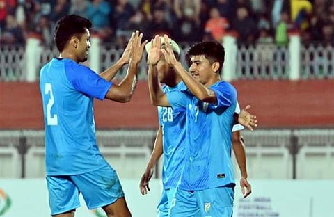 ഗോള് നേടിയ അനിരുദ്ധ് ഥാപ്പയെ അഭിനന്ദിക്കുന്ന ടീം അംഗങ്ങള്, IMAGE CREDIT: Indian Football Team