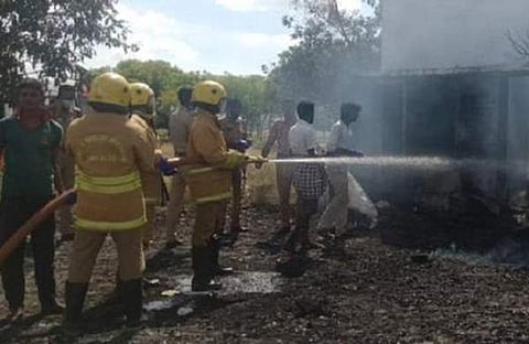കാഞ്ചിപുരം പടക്കശാലയില് ഉണ്ടായ തീയണയ്ക്കുന്ന ഫയര്ഫോഴ്സ്/ ട്വിറ്റര്