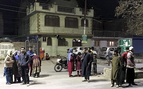 ഭൂചലനത്തെ തുടർന്ന് ശ്രീനഗറിൽ ജനം പുറത്തിറങ്ങി നിൽക്കുന്നു/ പിടിഐ