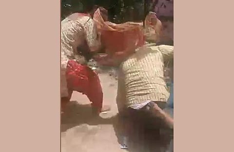 മാതാപിതാക്കള് അധ്യാപകനെ മര്ദിക്കുന്നു/വീഡിയോ സ്ക്രീന്ഷോട്ട്