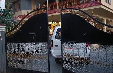 വേലായുധന് നായരുടെ വീട്ടില് നടന്ന റെയ്ഡിന്റെ ദൃശ്യം