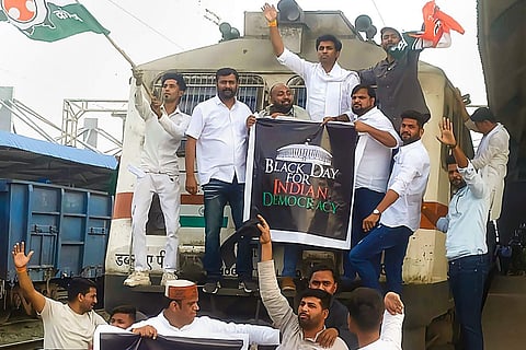 ഭോപ്പാലിൽ കോൺഗ്രസ് പ്രവർത്തകർ ട്രെയിൻ തടഞ്ഞപ്പോൾ/ പിടിഐ