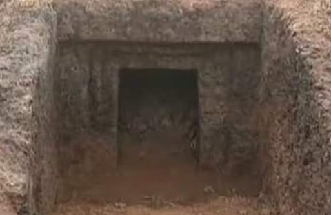 കാസര്കോട് കണ്ടെത്തിയ ചെങ്കല്ലറയുടെ ദൃശ്യം