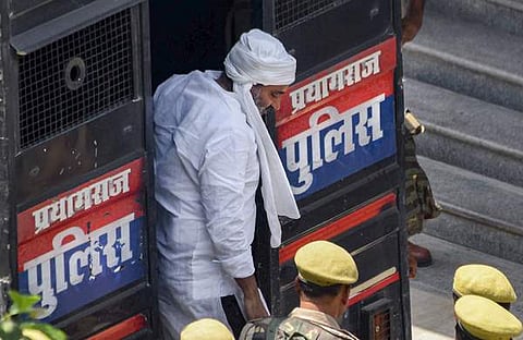 കനത്ത സുരക്ഷയില് പ്രതി ആതിഖ് അഹമ്മദിനെ പ്രയാഗ് രാജ് കോടതിയില് എത്തിച്ചപ്പോള്/ പിടിഐ