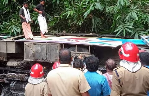 അപകടത്തിൽപ്പെട്ട ബസ്/ടിവി ദൃശ്യം