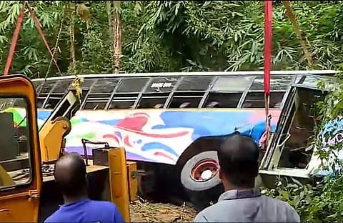 അപകടത്തില്പ്പെട്ട ബസ് ക്രെയിന് ഉപയോഗിച്ച് ഉയര്ത്തുന്ന ദൃശ്യം, സ്ക്രീന്ഷോട്ട്