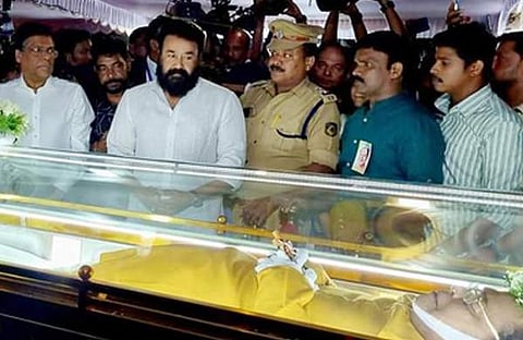 ഇന്നസെന്റിന് അന്ത്യാഞ്ജലി അര്പ്പിച്ച് മോഹന്ലാല്/ ചിത്രം: ന്യൂ ഇന്ഡ്യന് എക്സ്പ്രസ്