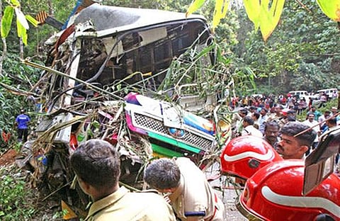 അപകടത്തില്പ്പെട്ട ബസ്/ എക്സ്പ്രസ് ചിത്രം