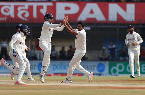 ആദ്യഓവറിലെ രണ്ടാം പന്തില്  ഓസ്ട്രേലിയയുടെ ഉസ്മാന് ഖവാജയുടെ വിക്കറ്റ് വീഴ്ത്തിയ അശ്വിന്റെ ആഹ്ലാദം/ ട്വിറ്റര്