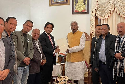 രാജ്ഭവനിലെത്തി ഗവര്ണറെ കണ്ട കോണ്റാഡ് സാങ്മയും എംഎല്എമാരും/ ട്വിറ്റര്