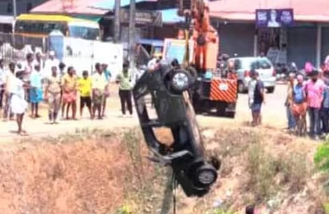 കനാലില് വീണ കാര് ക്രെയിന് ഉപയോഗിച്ച് ഉയര്ത്തുമ്പോള്, സ്ക്രീന്ഷോട്ട്