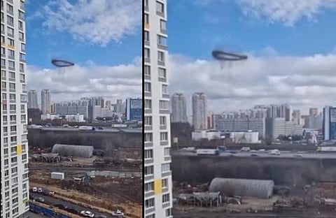 റഷ്യൻ ആകാശത്ത് കണ്ട കറുത്ത നിഗൂഢ പുകവളയം/ ചിത്രം ട്വിറ്റർ