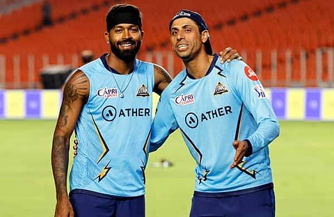 ഗുജറാത്ത് ക്യാപ്റ്റന് ഹാര്ദിക്  പാണ്ഡ്യ പരിശീലകന് നെഹ്റയ്ക്കൊപ്പം/ പിടിഐ