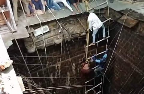 ക്ഷേത്രക്കുളം തകര്ന്ന് കുടുങ്ങിയവരെ രക്ഷിക്കുന്ന ദൃശ്യം, പിടിഐ