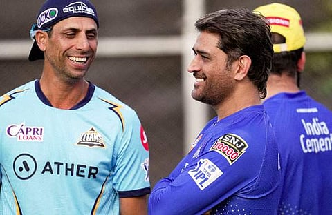 ധോണി ഗുജറാത്ത് പരിശീലകന് ആശിഷ് നെഹ്റയ്ക്കൊപ്പം/ പിടിഐ